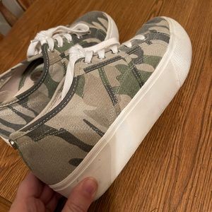 Steve Madden Camouflage platform sneakers Size 8
